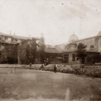La Chapelle des victimes et les courts de tennis en 1900